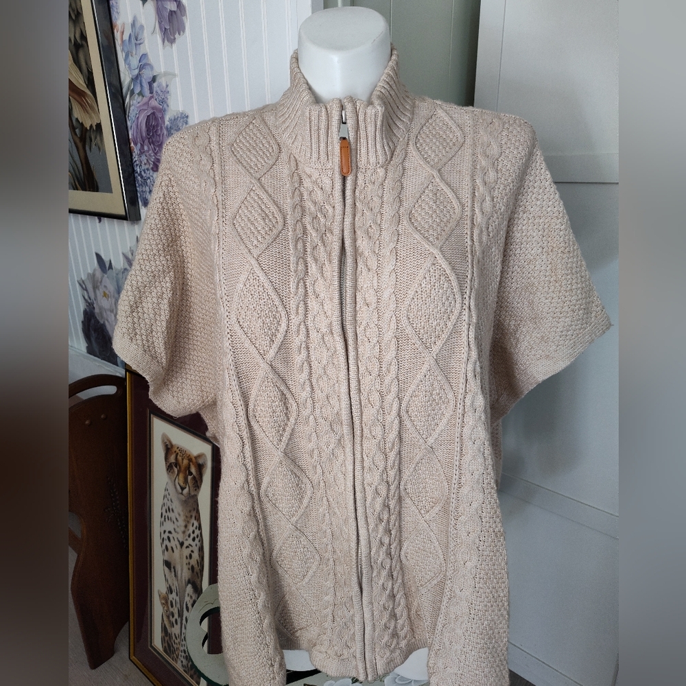 Cupcakes and Cashmere Classic Cable Knit Zip Up Poncho/Sweater/Cape S/M EUC